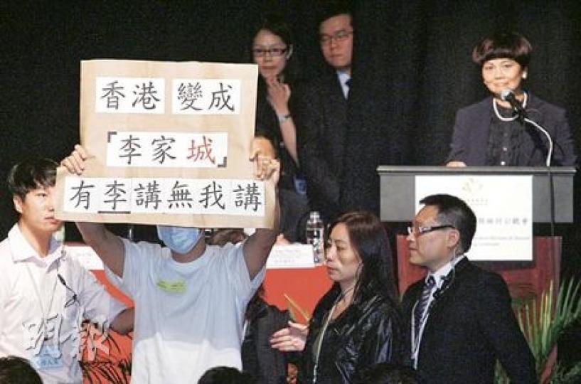 「事旦男」昨日在公聽會上三度舉牌,當中一次是針對新城電台老闆李嘉誠壟斷市場。(林振東攝) 「事旦男」昨日在公聽會上三度舉牌,當中一次是針對新城電台老闆李嘉誠壟斷市場。(林振東攝)