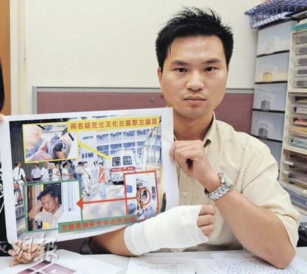 區議員左滙雄昨日遇襲,右手和頭部受傷,入院敷治包紮後,與立法會議員梁美芬召開記者會講述事件。(蔡方山攝) 區議員左滙雄昨日遇襲,右手和頭部受傷,入院敷治包紮後,與立法會議員梁美芬召開記者會講述事件。(蔡方山攝)