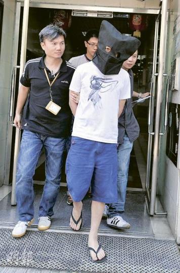 警方昨在大埔翠怡花園拘捕23歲男子,在他手持的發泡膠飯盒內檢獲約1公斤K仔,約值12萬元。(葉漢華攝) 警方昨在大埔翠怡花園拘捕23歲男子,在他手持的發泡膠飯盒內檢獲約1公斤K仔,約值12萬元。(葉漢華攝)
