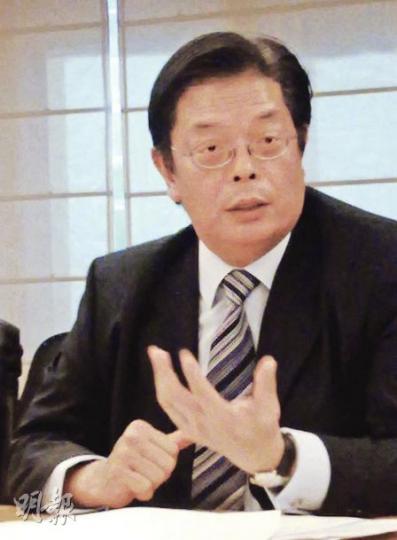 律師會會長王桂壎表示,聽取過菲律賓律師的建議,認為菲律賓人質事件的死傷者家屬可考慮向馬尼拉市政府提出民事索償,期限為事發後4年內,他建議可考慮先去信當地表達起訴意願,要求當地以調解解決事件。(馮樂琳攝) 律師會會長王桂壎表示,聽取過菲律賓律師的建議,認為菲律賓人質事件的死傷者家屬可考慮向馬尼拉市政府提出民事索償,期限為事發後4年內,他建議可考慮先去信當地表達起訴意願,要求當地以調解解決事件。(馮樂琳攝)
