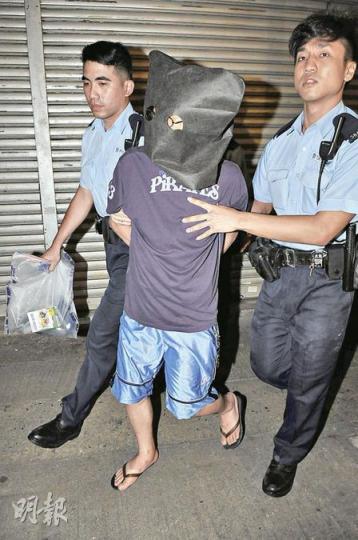 警方在下鄉道可疑命案單位檢獲小量毒品,昨晚將報案男子拘捕帶署。(蔡方山攝) 警方在下鄉道可疑命案單位檢獲小量毒品,昨晚將報案男子拘捕帶署。(蔡方山攝)