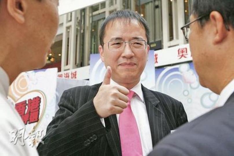 王征(中)昨日出席亞視宣傳活動,開場前跟嘉賓打招呼聊天,其間談及亞視未來發展,他即豎起拇指,似示意業務會更上一層樓。(林振東攝) 王征(中)昨日出席亞視宣傳活動,開場前跟嘉賓打招呼聊天,其間談及亞視未來發展,他即豎起拇指,似示意業務會更上一層樓。(林振東攝)