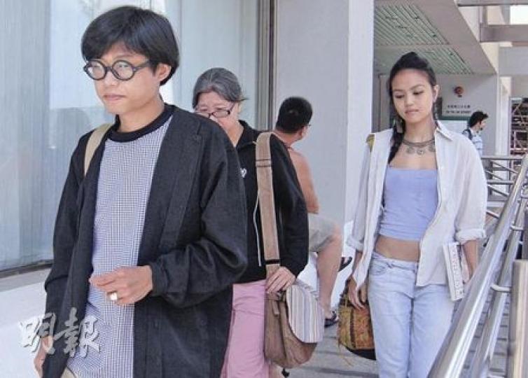 民間電台FM 101主持泰歷(左一)涉嫌在中聯辦外襲警,昨日受審,示威常客蔡淑芳(左二)及陳巧文(右一)到庭旁聽以示支持。(利嘉茵攝)疑被泰歷踢傷的警長袁偉德(圖)供稱,泰歷被抬離現場後坐在地上情緒激動,他蹲身勸泰歷冷靜時遭對方踢傷膝蓋及手指。(利嘉茵攝) 民間電台FM 101主持泰歷(左一)涉嫌在中聯辦外襲警,昨日受審,示威常客蔡淑芳(左二)及陳巧文(右一)到庭旁聽以示支持。(利嘉茵攝)疑被泰歷踢傷的警長袁偉德(圖)供稱,泰歷被抬離現場後坐在地上情緒激動,他蹲身勸泰歷冷靜時遭對方踢傷膝蓋及手指。(利嘉茵攝)