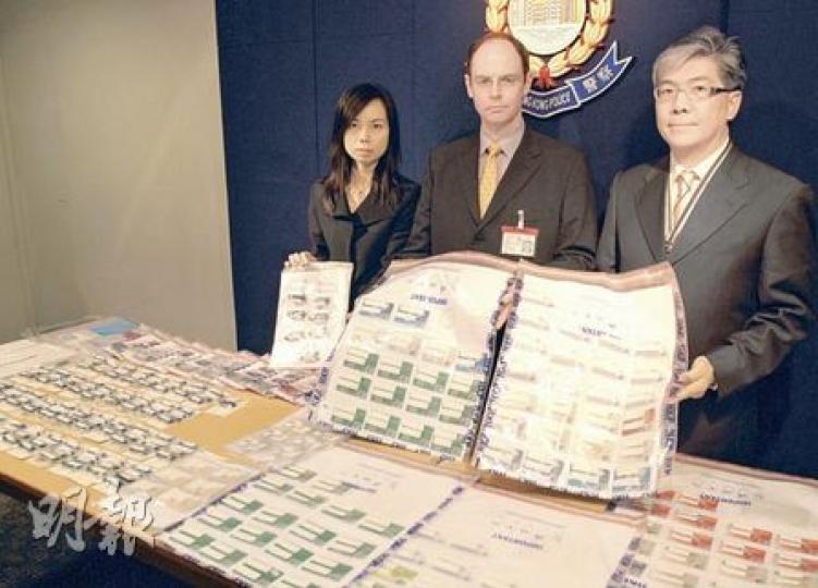 商業罪案調查科探員展示跨境電話騙案集團的證物,當中包括大量銀行卡、用作開戶口的假身分證及回鄉證等。(劉友光攝) 商業罪案調查科探員展示跨境電話騙案集團的證物,當中包括大量銀行卡、用作開戶口的假身分證及回鄉證等。(劉友光攝)