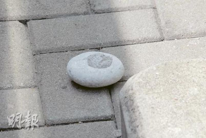 懷疑被頑劣男童拋落街的卵石直徑4吋,大如成人拳頭,一旦不幸被直接擊中頭部隨時致命。(劉友光攝) 懷疑被頑劣男童拋落街的卵石直徑4吋,大如成人拳頭,一旦不幸被直接擊中頭部隨時致命。(劉友光攝)