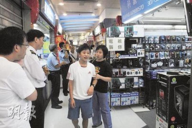 被塌下金屬假天花擊中頭部的13歲男童(右二),無明顯傷痕,毋須送院。(林錫禮攝)塌下的金屬假天花長約6呎、闊約1呎,若途人被擊個正着,相信亦有一定殺傷力。(林錫禮攝) 被塌下金屬假天花擊中頭部的13歲男童(右二),無明顯傷痕,毋須送院。(林錫禮攝)塌下的金屬假天花長約6呎、闊約1呎,若途人被擊個正着,相信亦有一定殺傷力。(林錫禮攝)