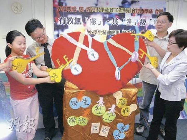 小六學生晴欣(左一)曾因小五時被男同學排斥而感難過,經常發噩夢,影響上課表現,後來經母親及學校社工劉嘉揚(左二)關心輔導後已「解開心鎖」。右起為港大社會工作及社會行政學系教學顧問梁淑雯及明愛社會工作督導主任馮慶球。(鄭穎瑩攝) 小六學生晴欣(左一)曾因小五時被男同學排斥而感難過,經常發噩夢,影響上課表現,後來經母親及學校社工劉嘉揚(左二)關心輔導後已「解開心鎖」。右起為港大社會工作及社會行政學系教學顧問梁淑雯及明愛社會工作督導主任馮慶球。(鄭穎瑩攝)