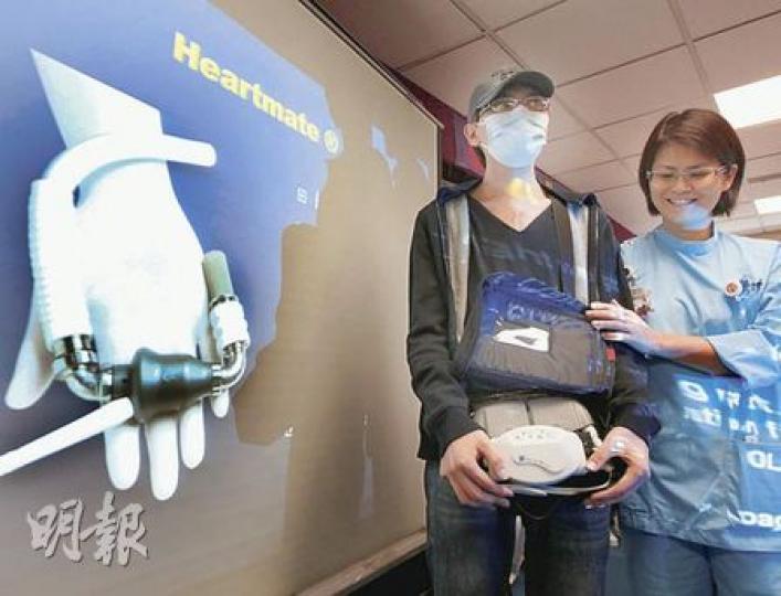 謝先生(左)直言手術完成後如死裏逃生,生活回復正常。他從單膊袋拉開電池裝置向傳媒解釋,該裝置可以顯示內置的血泵運作情况,左方熒幕顯示植入他體內的血泵,重290克。(李紹昌攝) 謝先生(左)直言手術完成後如死裏逃生,生活回復正常。他從單膊袋拉開電池裝置向傳媒解釋,該裝置可以顯示內置的血泵運作情况,左方熒幕顯示植入他體內的血泵,重290克。(李紹昌攝)