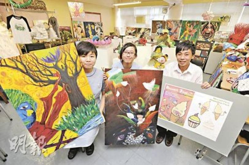 神召會康樂中學中五生方筱琰(左)喜愛視覺藝術,但由於校內沒有新高中視藝科,決定參加中華基督教會馮梁結紀念中學視藝聯校課程,雖然失去周末讀書和遊玩的時間,但為了實現做設計師的理想亦在所不計。馮梁結中學本校生羅嘉豪(右)及楊蕙營(中)現時修讀高考視藝課程,目標亦是成為設計師。(何家達攝)中華基督教會馮梁結紀念中學開辦視覺藝術、設計與應用科技科,與同區4校合作,校長余嘉蓮(左)認為聯校課程可以把區內教學資訊互相分享,互相支援,但她期望政府能提供更多資源助發展聯校課程。視藝科教師洪佩君(中)及郭嘉鴻(右 神召會康樂中學中五生方筱琰(左)喜愛視覺藝術,但由於校內沒有新高中視藝科,決定參加中華基督教會馮梁結紀念中學視藝聯校課程,雖然失去周末讀書和遊玩的時間,但為了實現做設計師的理想亦在所不計。馮梁結中學本校生羅嘉豪(右)及楊蕙營(中)現時修讀高考視藝課程,目標亦是成為設計師。(何家達攝)中華基督教會馮梁結紀念中學開辦視覺藝術、設計與應用科技科,與同區4校合作,校長余嘉蓮(左)認為聯校課程可以把區內教學資訊互相分享,互相支援,但她期望政府能提供更多資源助發展聯校課程。視藝科教師洪佩君(中)及郭嘉鴻(右