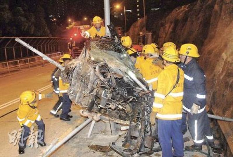 「彎路之王」標致206 GTI跑車失控撞欄及撞燈柱,多支欄杆插穿車廂,跑車嚴重損毁。圖為消防員正設法拯救被困於變形車廂內的司機。(李銘攝)肇事司機被救出時已昏迷,送院搶救後情况危殆。(李銘攝)跑車在石排路落斜時失事越線,掃毁21米鐵欄後撼撞燈柱始停下,嚴重變形損毁。(李銘攝) 「彎路之王」標致206 GTI跑車失控撞欄及撞燈柱,多支欄杆插穿車廂,跑車嚴重損毁。圖為消防員正設法拯救被困於變形車廂內的司機。(李銘攝)肇事司機被救出時已昏迷,送院搶救後情况危殆。(李銘攝)跑車在石排路落斜時失事越線,掃毁21米鐵欄後撼撞燈柱始停下,嚴重變形損毁。(李銘攝)