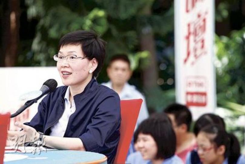 民政事務局副局長許曉暉昨日多次強調,香港會以「拒絕華麗,不要白象」的原則申辦亞運,又重申舉辦亞運並非搞生意,而是投資於香港體育發展。(李紹昌攝) 民政事務局副局長許曉暉昨日多次強調,香港會以「拒絕華麗,不要白象」的原則申辦亞運,又重申舉辦亞運並非搞生意,而是投資於香港體育發展。(李紹昌攝)