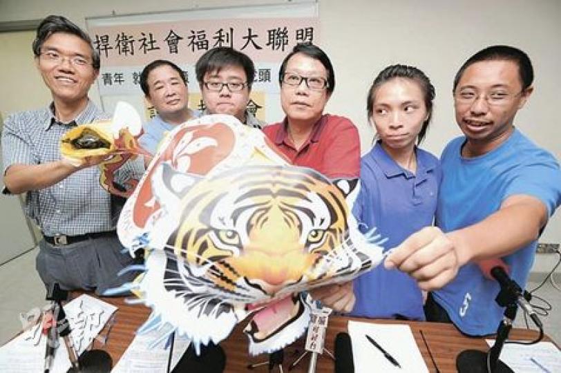 張國柱(右三)認為,若刪去3000名活動工作員的職位,將來難以吸納對社福界有興趣的青年。他說,政府至今仍未公布此職位日後的安排,是青年就業政策虎頭蛇尾的表現。(何家達攝) 張國柱(右三)認為,若刪去3000名活動工作員的職位,將來難以吸納對社福界有興趣的青年。他說,政府至今仍未公布此職位日後的安排,是青年就業政策虎頭蛇尾的表現。(何家達攝)