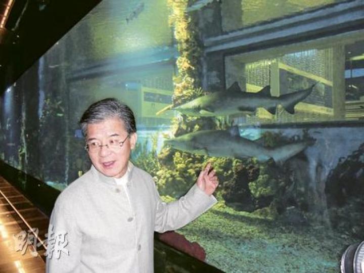 瑞房主席羅康瑞的身旁是集團旗下重慶天地商場內,一個鯊魚酒吧的巨型魚缸,內裏飼養了3條鯊魚。(鄧雅各攝) 瑞房主席羅康瑞的身旁是集團旗下重慶天地商場內,一個鯊魚酒吧的巨型魚缸,內裏飼養了3條鯊魚。(鄧雅各攝)