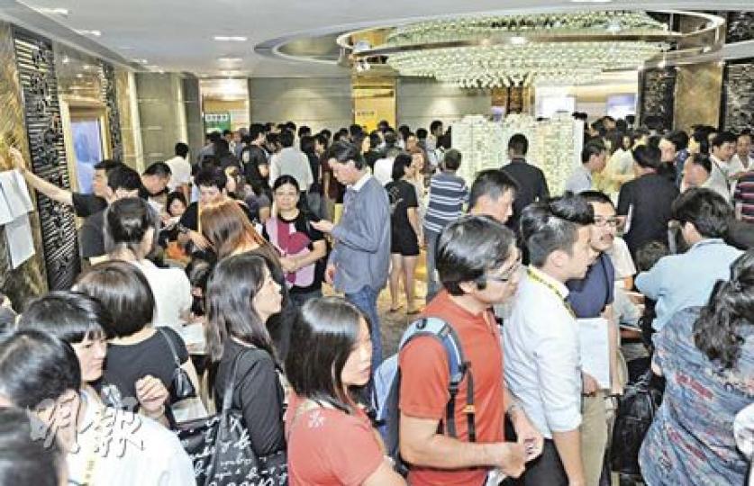 以貼近二手價開售的長實馬鞍山天宇海,市場消息指,樓盤累收約1600張入票,料日內正式開售,圖為昨天該樓盤參觀示範單位內人頭湧湧。(尹錦恩攝) 以貼近二手價開售的長實馬鞍山天宇海,市場消息指,樓盤累收約1600張入票,料日內正式開售,圖為昨天該樓盤參觀示範單位內人頭湧湧。(尹錦恩攝)