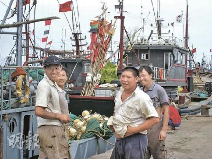 山東威海榮成的漁民對於黃海的刀光劍影似乎不以為意。(劉洪慶攝)榮成市漁政局的漁政小艇(前)在威海附近海域巡航。美韓一連5日黃海軍演,但山東沿海相當平靜。(劉洪慶攝) 山東威海榮成的漁民對於黃海的刀光劍影似乎不以為意。(劉洪慶攝)榮成市漁政局的漁政小艇(前)在威海附近海域巡航。美韓一連5日黃海軍演,但山東沿海相當平靜。(劉洪慶攝)