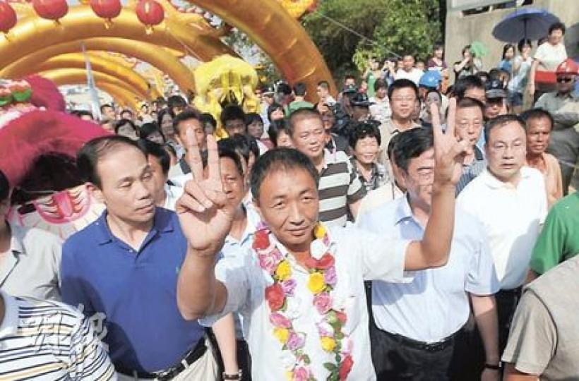 面對鄉親英雄凱旋式的隆重歡迎,詹其雄(中)一直高舉勝利手勢。(余俊亮攝) 面對鄉親英雄凱旋式的隆重歡迎,詹其雄(中)一直高舉勝利手勢。(余俊亮攝)