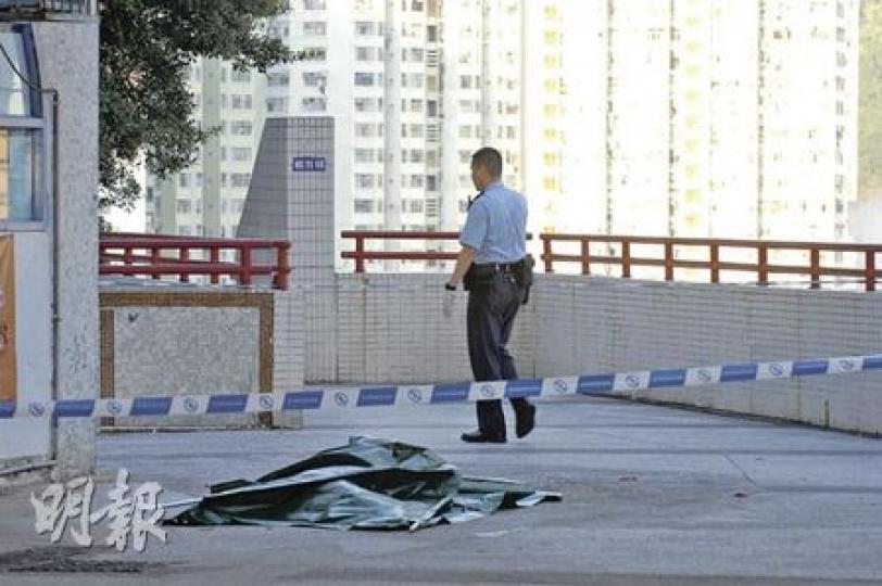 老婦墮樓當場死亡,警方初時用一個小帳篷將屍體蓋着,之後再架起一個如同小房間的大帳篷蒐證。(衛永康攝)老婦墮樓斃命後,其七旬丈夫亦被發現昏迷寓所內,被送院時已無知覺,最終不治,死因有待驗屍確定。(馮國良攝) 老婦墮樓當場死亡,警方初時用一個小帳篷將屍體蓋着,之後再架起一個如同小房間的大帳篷蒐證。(衛永康攝)老婦墮樓斃命後,其七旬丈夫亦被發現昏迷寓所內,被送院時已無知覺,最終不治,死因有待驗屍確定。(馮國良攝)