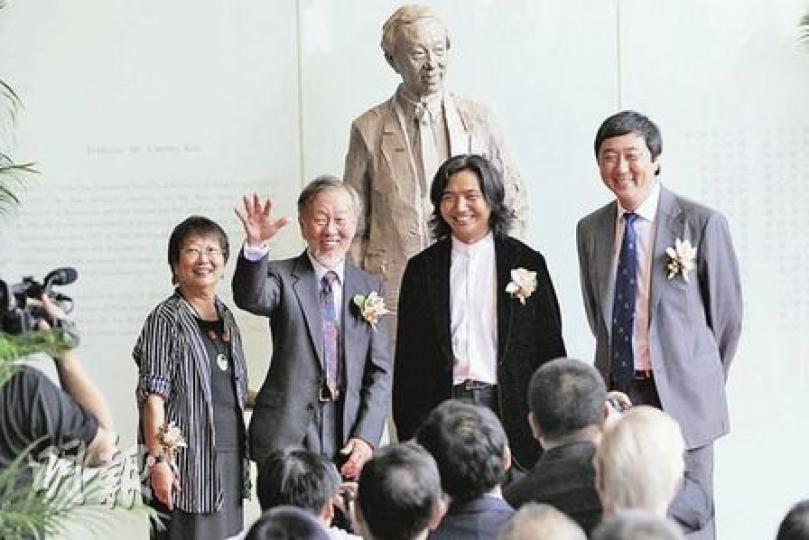 諾貝爾獎得主高錕(左二)與太太黃美芸(左一)昨出席中大為他豎立銅像的揭幕禮,負責鑄像的吳為山教授(右二)及中大校長沈祖堯(右一)一同主持儀式,高錕多次主動向台下觀眾揮手示意,顯得精神奕奕。(何家達攝) 諾貝爾獎得主高錕(左二)與太太黃美芸(左一)昨出席中大為他豎立銅像的揭幕禮,負責鑄像的吳為山教授(右二)及中大校長沈祖堯(右一)一同主持儀式,高錕多次主動向台下觀眾揮手示意,顯得精神奕奕。(何家達攝)