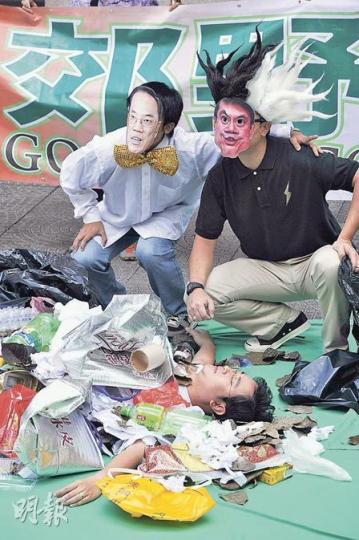 多名將軍澳居民昨到立法會外請願,反對擴建將軍澳堆填區,西貢區議員何民傑遭垃圾「活埋」,另外兩名請願者戴上特首曾蔭權及環境局長邱騰華的面具,諷刺政府不理居民感受,堅持擴建堆填區。(葉漢華攝)日出康城附近的公眾停車場,每晚停泊多部垃圾車,部分因堆填區關閉後才抵達,仍盛載垃圾。立法會議員反對擴建堆填區,延續區內臭味問題。(林振東攝) 多名將軍澳居民昨到立法會外請願,反對擴建將軍澳堆填區,西貢區議員何民傑遭垃圾「活埋」,另外兩名請願者戴上特首曾蔭權及環境局長邱騰華的面具,諷刺政府不理居民感受,堅持擴建堆填區。(葉漢華攝)日出康城附近的公眾停車場,每晚停泊多部垃圾車,部分因堆填區關閉後才抵達,仍盛載垃圾。立法會議員反對擴建堆填區,延續區內臭味問題。(林振東攝)