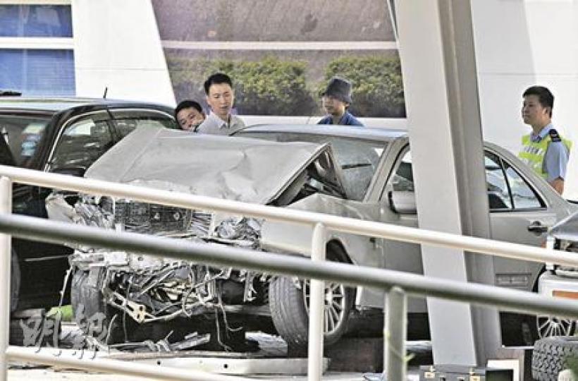 涉及和宜合道1死5傷嚴重車禍的平治房車殘骸,被警方扣留調查,警方正在車廂和司機位附近蒐集指模及口水樣本等,希望盡快確認司機身分。(馮國良攝) 涉及和宜合道1死5傷嚴重車禍的平治房車殘骸,被警方扣留調查,警方正在車廂和司機位附近蒐集指模及口水樣本等,希望盡快確認司機身分。(馮國良攝)
