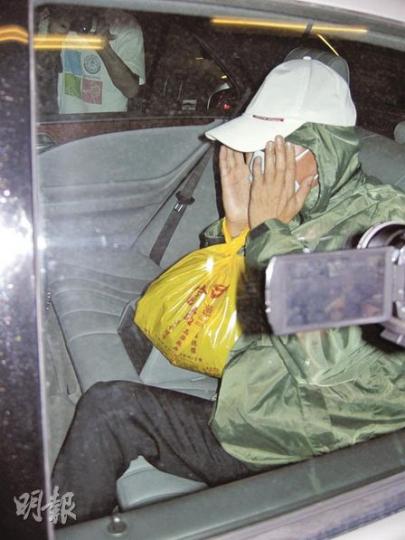 被告李家文昨以手掩面,急步登上親友準備好的私家車離開法庭。(梁珮珊攝) 被告李家文昨以手掩面,急步登上親友準備好的私家車離開法庭。(梁珮珊攝)