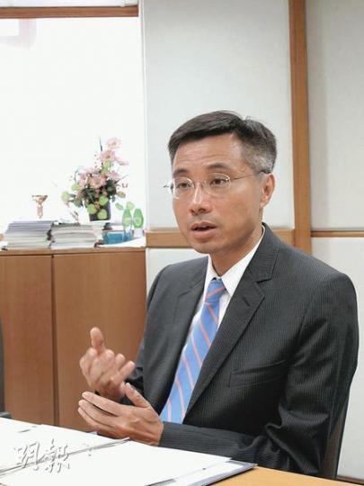 食物及衛生局副秘書長陳鈞儀說,早前邀請20多名漁民試行保存來貨及分銷單據,沒有遇到太大問題。(陳佩儀攝) 食物及衛生局副秘書長陳鈞儀說,早前邀請20多名漁民試行保存來貨及分銷單據,沒有遇到太大問題。(陳佩儀攝)