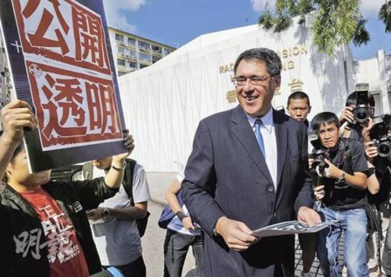 港台工會成員全程在港台顧問委員會主席黃嘉純(中)面前高舉「透明、公開」字牌,要求開放會議,但遭黃嘉純拒絕。(何家達攝) 港台工會成員全程在港台顧問委員會主席黃嘉純(中)面前高舉「透明、公開」字牌,要求開放會議,但遭黃嘉純拒絕。(何家達攝)