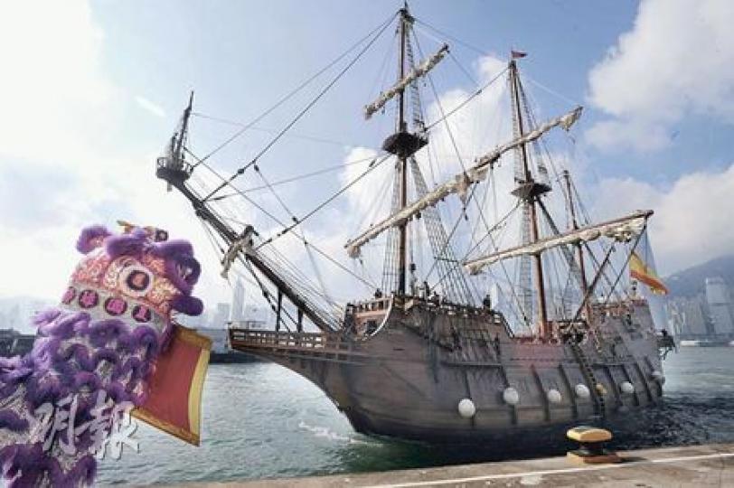 「安達盧西亞號」昨早抵港,海港城特別安排中國傳統舞獅歡迎,兩國文化遇上,相映成趣。(尹錦恩攝)其中一名船員帶領傳媒參觀仿古船,介紹船上的指南針,更作狀要駕駛出海。(尹錦恩攝)「安達盧西亞號」裝有20門仿製的鑄鐵炮筒,供參觀者緬懷17世紀安達盧西亞的文化色彩。(尹錦恩攝) 「安達盧西亞號」昨早抵港,海港城特別安排中國傳統舞獅歡迎,兩國文化遇上,相映成趣。(尹錦恩攝)其中一名船員帶領傳媒參觀仿古船,介紹船上的指南針,更作狀要駕駛出海。(尹錦恩攝)「安達盧西亞號」裝有20門仿製的鑄鐵炮筒,供參觀者緬懷17世紀安達盧西亞的文化色彩。(尹錦恩攝)