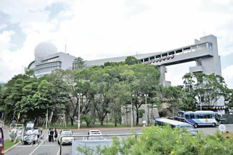 中大霍英東遙感科學館位於聯合書院與新亞書院中間的山頭上,控制室則位於蒙民偉樓。圓形球狀天線罩(左)直徑12米,用作保護衛星接收天線。(葉漢華攝)中大霍英東遙感科學館昨揭幕,由霍英東長子霍震霆(左)為父親的銅像揭幕。2007年替科學館奠基的全國政協副主席董建華(右)昨日再次出席活動。(葉漢華攝) 中大霍英東遙感科學館位於聯合書院與新亞書院中間的山頭上,控制室則位於蒙民偉樓。圓形球狀天線罩(左)直徑12米,用作保護衛星接收天線。(葉漢華攝)中大霍英東遙感科學館昨揭幕,由霍英東長子霍震霆(左)為父親的銅像揭幕。2007年替科學館奠基的全國政協副主席董建華(右)昨日再次出席活動。(葉漢華攝)