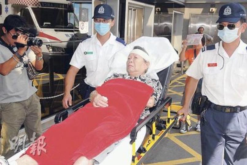 聖本德中學玻璃爆裂,碎片灑落街濺傷老婦。(蘇偉明攝) 聖本德中學玻璃爆裂,碎片灑落街濺傷老婦。(蘇偉明攝)