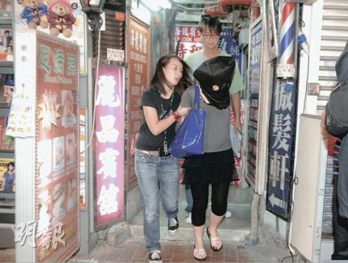 警方昨晚深夜在通菜街一間賓館內,拘捕懷疑與殺嬰案有關女子,黑布蒙頭帶署通宵扣查。(衛永康攝)警方調查賓館嬰屍案,在附近橫巷食肆後門發現沾血膠櫈,懷疑涉案女子生產後曾在該處逗留喘息,留下血迹。(馮國良攝) 警方昨晚深夜在通菜街一間賓館內,拘捕懷疑與殺嬰案有關女子,黑布蒙頭帶署通宵扣查。(衛永康攝)警方調查賓館嬰屍案,在附近橫巷食肆後門發現沾血膠櫈,懷疑涉案女子生產後曾在該處逗留喘息,留下血迹。(馮國良攝)