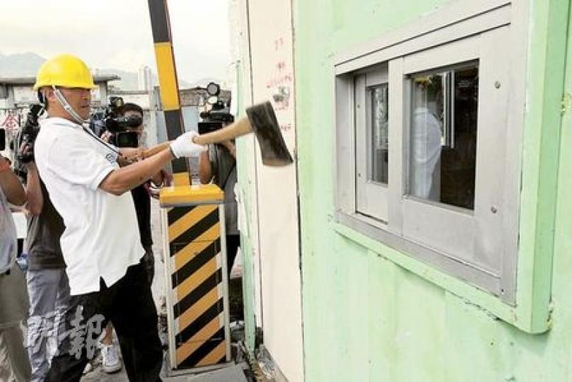 地政署人員帶齊工具,遇上打不開門的村屋,即拿鐵通、鐵剪、斧頭打破大門。(何家達攝)地政署人員清拆何家時,村民情緒激動,要求工作人員離開,雙方一度對峙個多小時。(何家達攝)百多名地政署人員聯同警員,昨晨浩浩蕩蕩帶同鐵剪及鐵筆,分3隊到紫田村參與清拆行動,並於黃昏收回72個單位。(何家達攝)地政署人員強行入屋,何小姐拿出兩罐石油氣,聲稱要死,又揚言要淋鏹水,氣氛一度十分緊張,幸好和平收場。(何家達攝)在紫田村住了40多年的周婆婆(左),被逼遷時幾乎哭斷腸,拿着過身丈夫的遺照黯然離開家園。(何家達攝) 地政署人員帶齊工具,遇上打不開門的村屋,即拿鐵通、鐵剪、斧頭打破大門。(何家達攝)地政署人員清拆何家時,村民情緒激動,要求工作人員離開,雙方一度對峙個多小時。(何家達攝)百多名地政署人員聯同警員,昨晨浩浩蕩蕩帶同鐵剪及鐵筆,分3隊到紫田村參與清拆行動,並於黃昏收回72個單位。(何家達攝)地政署人員強行入屋,何小姐拿出兩罐石油氣,聲稱要死,又揚言要淋鏹水,氣氛一度十分緊張,幸好和平收場。(何家達攝)在紫田村住了40多年的周婆婆(左),被逼遷時幾乎哭斷腸,拿着過身丈夫的遺照黯然離開家園。(何家達攝)