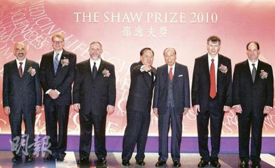 邵逸夫(右三)昨晚與行政長官曾蔭權(右四)出席邵逸夫獎頒獎禮,與5名得獎者大衛•斯佩格(左起)、萊曼•佩治、查理斯•班尼特、辛康•布爾甘、大衛•朱利雅斯合照。(林振東攝) 邵逸夫(右三)昨晚與行政長官曾蔭權(右四)出席邵逸夫獎頒獎禮,與5名得獎者大衛•斯佩格(左起)、萊曼•佩治、查理斯•班尼特、辛康•布爾甘、大衛•朱利雅斯合照。(林振東攝)