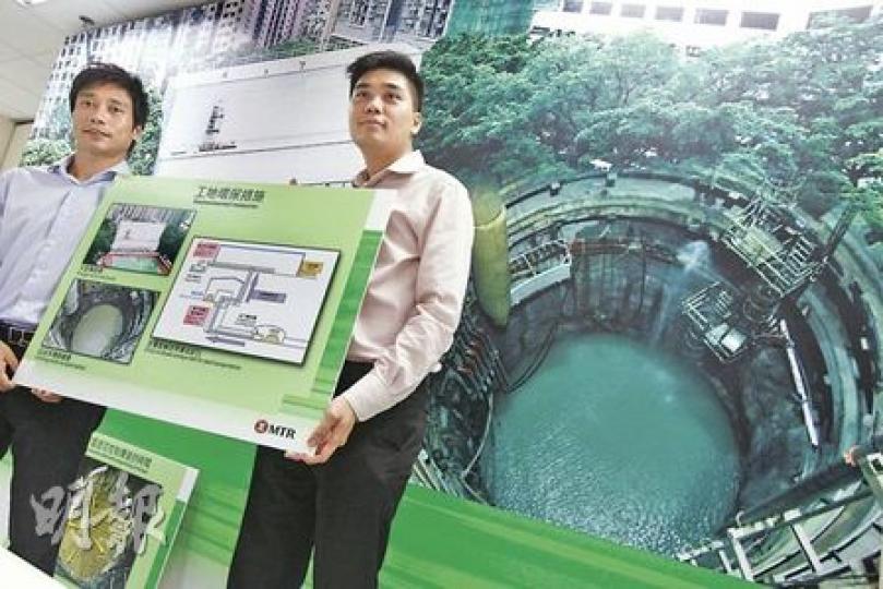 港鐵高級建造工程師林偉德(左)及建造工程師張俊豪(右)表示,正在興建的西港島線首次利用水作緩衝,減低爆破聲響之餘,亦避免塵土飛揚。(李紹昌攝) 港鐵高級建造工程師林偉德(左)及建造工程師張俊豪(右)表示,正在興建的西港島線首次利用水作緩衝,減低爆破聲響之餘,亦避免塵土飛揚。(李紹昌攝)