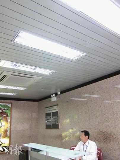 長沙灣的秋創商業大廈,委託節能公司更換公共地方所有光管,慳電45%,卻毋須投資分毫,認為較政府資助計劃更吸引。(馬耀森攝) 長沙灣的秋創商業大廈,委託節能公司更換公共地方所有光管,慳電45%,卻毋須投資分毫,認為較政府資助計劃更吸引。(馬耀森攝)