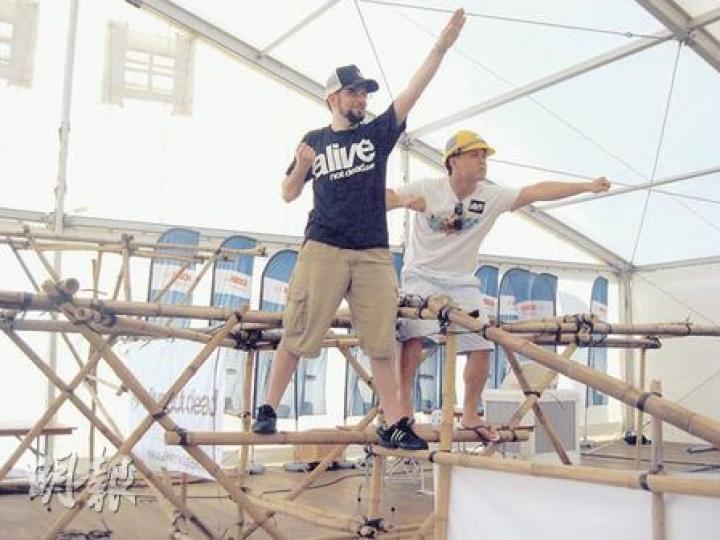 「Red Bull飛行日」參加隊伍之一Alive Not Dead,以別具香港特色的竹棚為主要材料,搭建高度和闊度分別達4米的「大飛機」,並以電腦多次「試飛」,希望以210米飛行距離打破大會紀錄。圖為隊員Raffi(左)和Vince。(馮樂琳攝)林宝(左)將在「Red Bull飛行日」當起新娘飛行員,營救被拋下海的新郎,完成婚禮。(馮樂琳攝) 「Red Bull飛行日」參加隊伍之一Alive Not Dead,以別具香港特色的竹棚為主要材料,搭建高度和闊度分別達4米的「大飛機」,並以電腦多次「試飛」,希望以210米飛行距離打破大會紀錄。圖為隊員Raffi(左)和Vince。(馮樂琳攝)林宝(左)將在「Red Bull飛行日」當起新娘飛行員,營救被拋下海的新郎,完成婚禮。(馮樂琳攝)