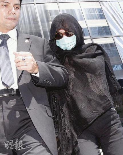 被指與張家和串謀勒索神職人員的王琦(圖),昨出庭時全程用口罩掩面,離庭時更用披肩眼鏡等將自己包住,恐怕面容曝光。(李紹昌攝) 被指與張家和串謀勒索神職人員的王琦(圖),昨出庭時全程用口罩掩面,離庭時更用披肩眼鏡等將自己包住,恐怕面容曝光。(李紹昌攝)