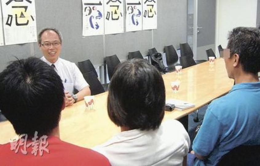 社署社會工作主任史文正(面向鏡頭者)指家暴的主因包括大男人、男尊女卑的思想作祟、年輕夫婦不懂相處等。圖為他與家暴個案人士交談。(黃靜雅攝) 社署社會工作主任史文正(面向鏡頭者)指家暴的主因包括大男人、男尊女卑的思想作祟、年輕夫婦不懂相處等。圖為他與家暴個案人士交談。(黃靜雅攝)