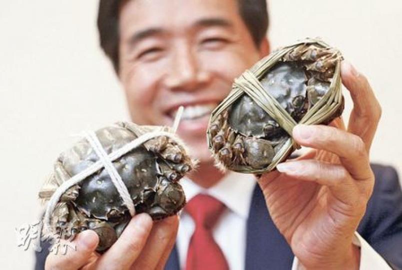 江蘇海洋與漁業局副巡視員林建華形容,陽澄湖、太湖大閘蟹是「紅膏、肉嫩、微甜、腥味」。(林振東攝) 江蘇海洋與漁業局副巡視員林建華形容,陽澄湖、太湖大閘蟹是「紅膏、肉嫩、微甜、腥味」。(林振東攝)