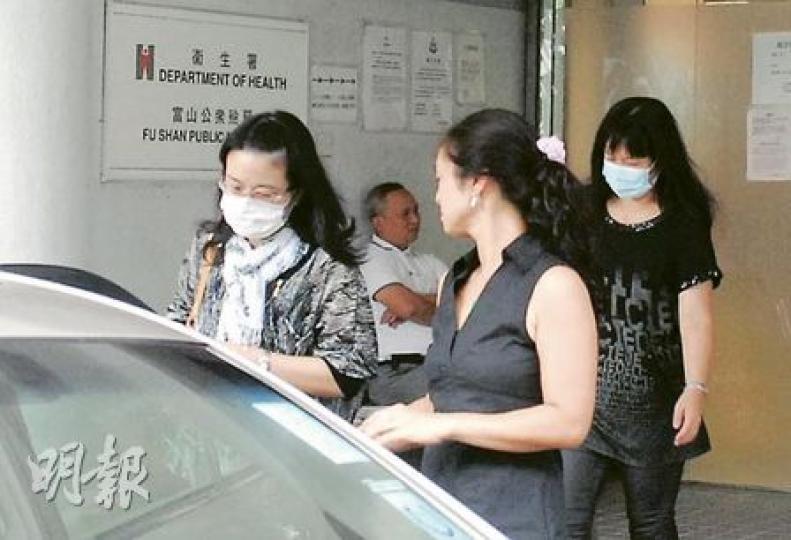 將軍澳翠林邨謀殺及自殺案中,夫婦的其中兩名女兒(戴口罩者)辦理認屍後離去。(林錫禮攝) 將軍澳翠林邨謀殺及自殺案中,夫婦的其中兩名女兒(戴口罩者)辦理認屍後離去。(林錫禮攝)