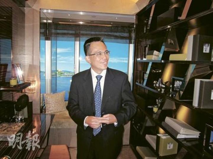 在天宇海示範單位內「偶遇」傳媒的長實副主席李澤鉅指出,現時市旺,相信天宇海的銷售反應會很好。不過,對估計施政報告會有什麼針對樓市的新招,李則不作回應。(林可為攝) 在天宇海示範單位內「偶遇」傳媒的長實副主席李澤鉅指出,現時市旺,相信天宇海的銷售反應會很好。不過,對估計施政報告會有什麼針對樓市的新招,李則不作回應。(林可為攝)