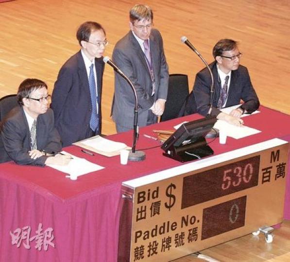 柴灣地皮開價5.3億元,沒有人承價,拍賣官羅思善(右二)神情有點愕然。他賣地後承認,對未有承價感驚訝。(李紹昌攝)相對柴灣地皮無人承價,粉嶺地皮則是熱烈競投,6號牌的新地代表,與16號牌的長實吳佳慶同時舉牌,戰况激烈。(李紹昌攝) 柴灣地皮開價5.3億元,沒有人承價,拍賣官羅思善(右二)神情有點愕然。他賣地後承認,對未有承價感驚訝。(李紹昌攝)相對柴灣地皮無人承價,粉嶺地皮則是熱烈競投,6號牌的新地代表,與16號牌的長實吳佳慶同時舉牌,戰况激烈。(李紹昌攝)
