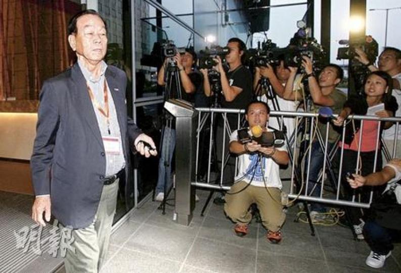 劉皇發昨從台北返港後步出機場貴賓通道時神色嚴肅,其後他面帶微笑向傳媒表示會「盡快交代」漏報物業買賣事件。(林振東攝) 劉皇發昨從台北返港後步出機場貴賓通道時神色嚴肅,其後他面帶微笑向傳媒表示會「盡快交代」漏報物業買賣事件。(林振東攝)