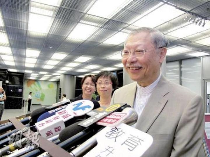 教育局長孫明揚(右)昨與300多名中學校長「真情對話」,會後笑容滿面地離開,表示會議上了解學界對增加自願優化班級結構計劃的意見。(彭美芳攝) 教育局長孫明揚(右)昨與300多名中學校長「真情對話」,會後笑容滿面地離開,表示會議上了解學界對增加自願優化班級結構計劃的意見。(彭美芳攝)