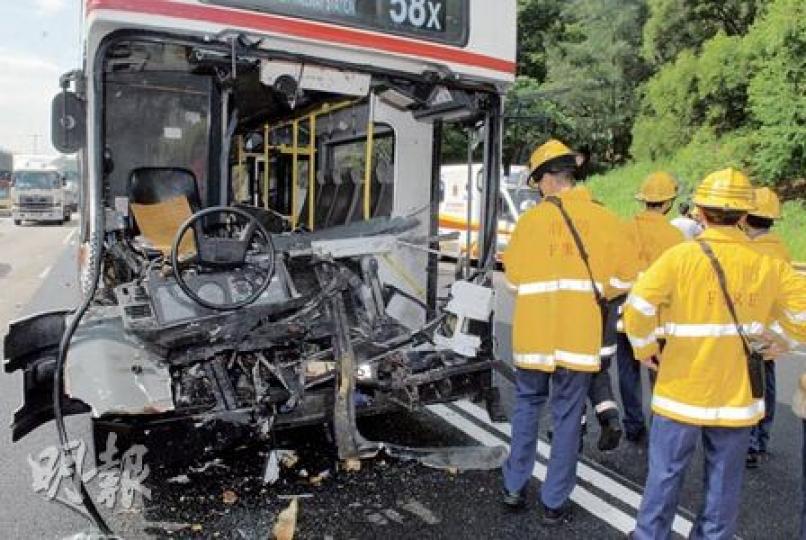 肇事九巴車頭撞散,下半部分的車頭如同開罐頭般大開,駕駛座及車廂同外露。(蘇偉明攝)車禍中有10名巴士乘客受輕傷,事後分批送院治理,部分人送院時要戴上氧氣罩幫助呼吸。(蘇偉明攝)運載急凍海產的貨車被巴士撞毁,車上貨物四散馬路。(蘇偉明攝) 肇事九巴車頭撞散,下半部分的車頭如同開罐頭般大開,駕駛座及車廂同外露。(蘇偉明攝)車禍中有10名巴士乘客受輕傷,事後分批送院治理,部分人送院時要戴上氧氣罩幫助呼吸。(蘇偉明攝)運載急凍海產的貨車被巴士撞毁,車上貨物四散馬路。(蘇偉明攝)