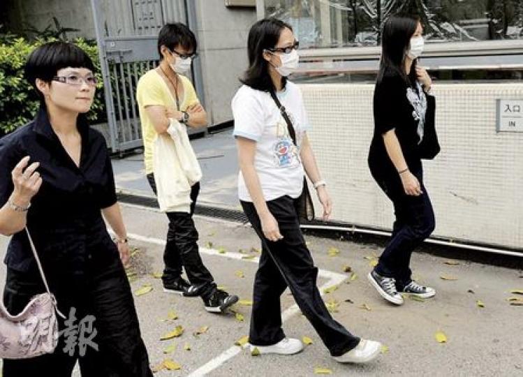 多名死者家屬(戴口罩者)昨到庭旁聽了解案件進度,有人透露新地有兌現為遺孤供書教學的承諾。左一為總承建商新輝建築的女職員,昨日陪伴家屬出入法院。(何家達攝) 多名死者家屬(戴口罩者)昨到庭旁聽了解案件進度,有人透露新地有兌現為遺孤供書教學的承諾。左一為總承建商新輝建築的女職員,昨日陪伴家屬出入法院。(何家達攝)