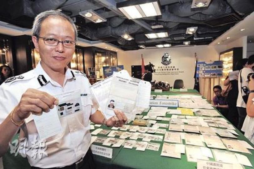 入境處助理處長周康道展示搜獲的大批假香港智能身分證及回鄉卡等證物。(樊銳昌攝) 入境處助理處長周康道展示搜獲的大批假香港智能身分證及回鄉卡等證物。(樊銳昌攝)