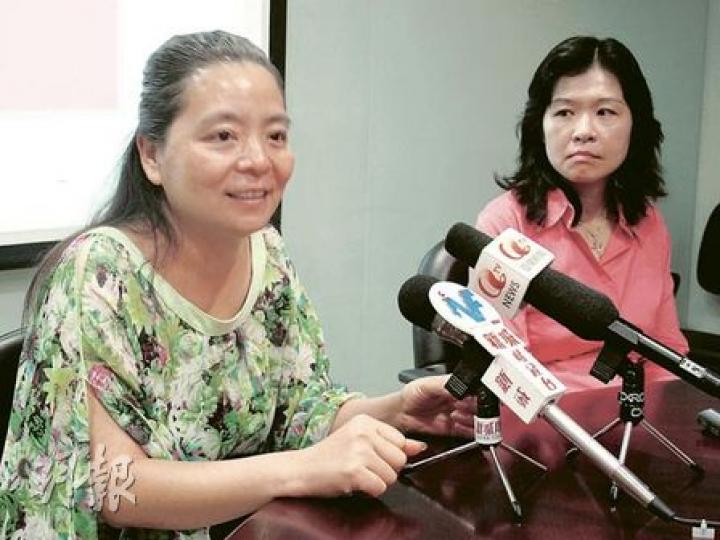 譚女士(左)及黃女士(右)踏入40餘歲後出現乳房脹痛,服中藥年多後已減少痛楚。(曾愛盈攝) 譚女士(左)及黃女士(右)踏入40餘歲後出現乳房脹痛,服中藥年多後已減少痛楚。(曾愛盈攝)