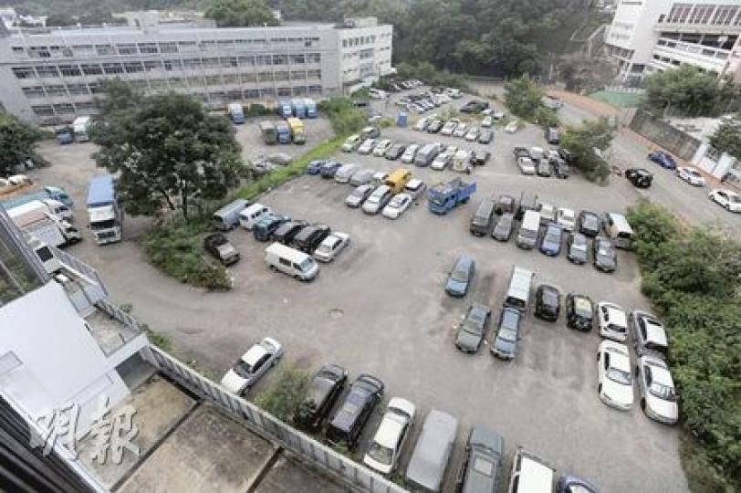 九龍塘延文禮士道地皮,現作臨時停車場用途,鄰近九龍仔游泳池及九龍仔公園,雖距離墳場不遠,但由於具發展豪宅潛力,市場料將引起不少發展商的興趣。(尹錦恩攝) 九龍塘延文禮士道地皮,現作臨時停車場用途,鄰近九龍仔游泳池及九龍仔公園,雖距離墳場不遠,但由於具發展豪宅潛力,市場料將引起不少發展商的興趣。(尹錦恩攝)
