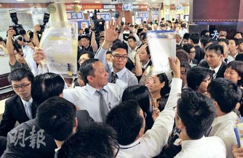 天宇海昨天賣樓,售樓處現時人頭湧湧,圖為發展商派貨時,代理們一湧而上的場面。(余俊亮攝)來自馬鞍山的張生表示,天宇海價錢合理,自己有換樓需求,冀購入項目1200方呎山景或海景單位。(郭楣攝)來自深圳的潘女士表示,第一次來港買樓,因孫女計劃在港讀書,因此早作安排,目標購入1000方呎單位。(郭楣攝)本身居於港島太古城的王先生表示,目前利息低企,看好本港樓市前景,計劃購入20樓以上3房或4房海景單位,希望先自住後投資。(郭楣攝) 天宇海昨天賣樓,售樓處現時人頭湧湧,圖為發展商派貨時,代理們一湧而上的場面。(余俊亮攝)來自馬鞍山的張生表示,天宇海價錢合理,自己有換樓需求,冀購入項目1200方呎山景或海景單位。(郭楣攝)來自深圳的潘女士表示,第一次來港買樓,因孫女計劃在港讀書,因此早作安排,目標購入1000方呎單位。(郭楣攝)本身居於港島太古城的王先生表示,目前利息低企,看好本港樓市前景,計劃購入20樓以上3房或4房海景單位,希望先自住後投資。(郭楣攝)